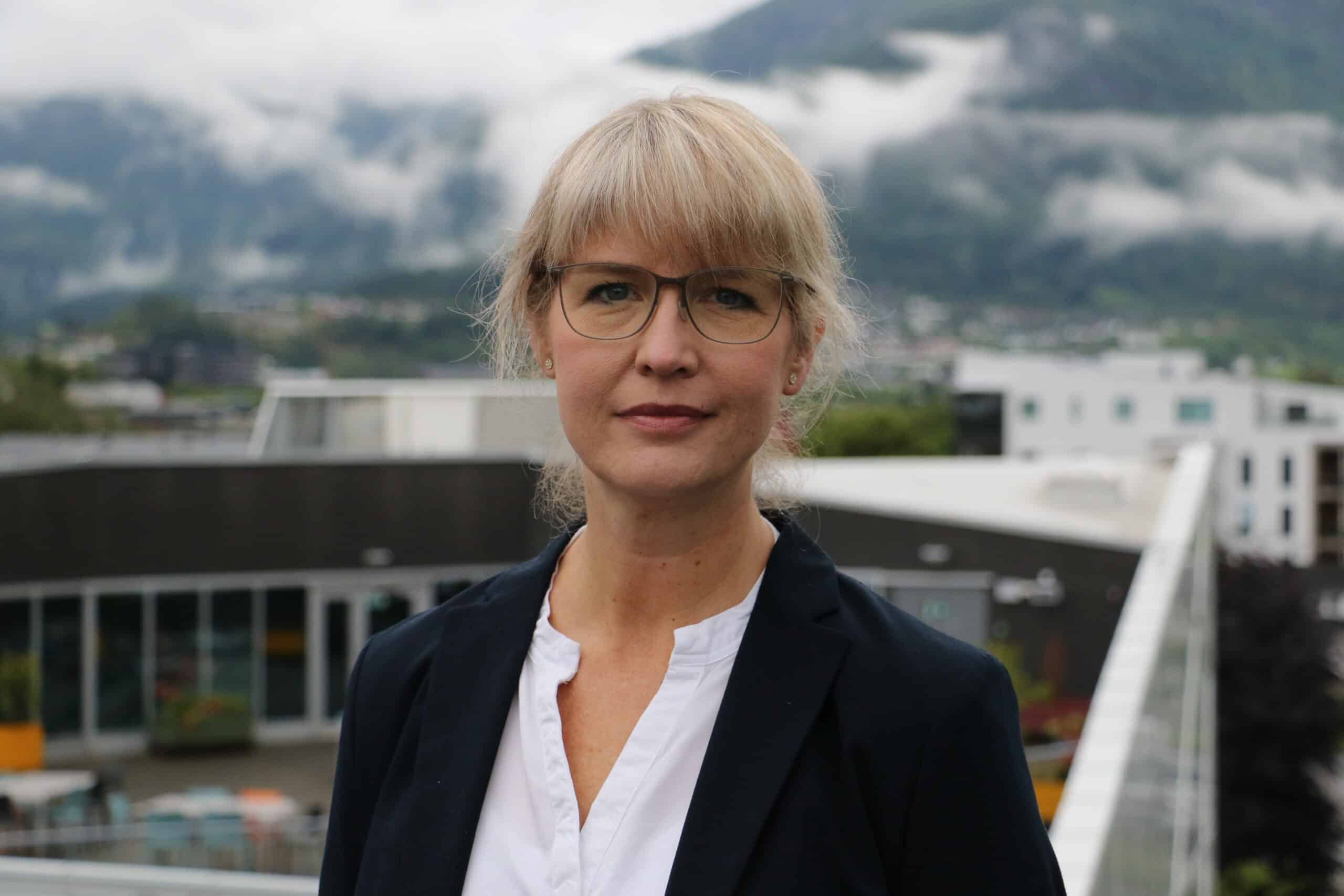 Bilde av Monica Alis&oslash;y Kjelsnes, jurist i Lotteritilsynet. Ho er kledd i kvit skjorte og svart dressjakke og ser alvorleg i kamera.