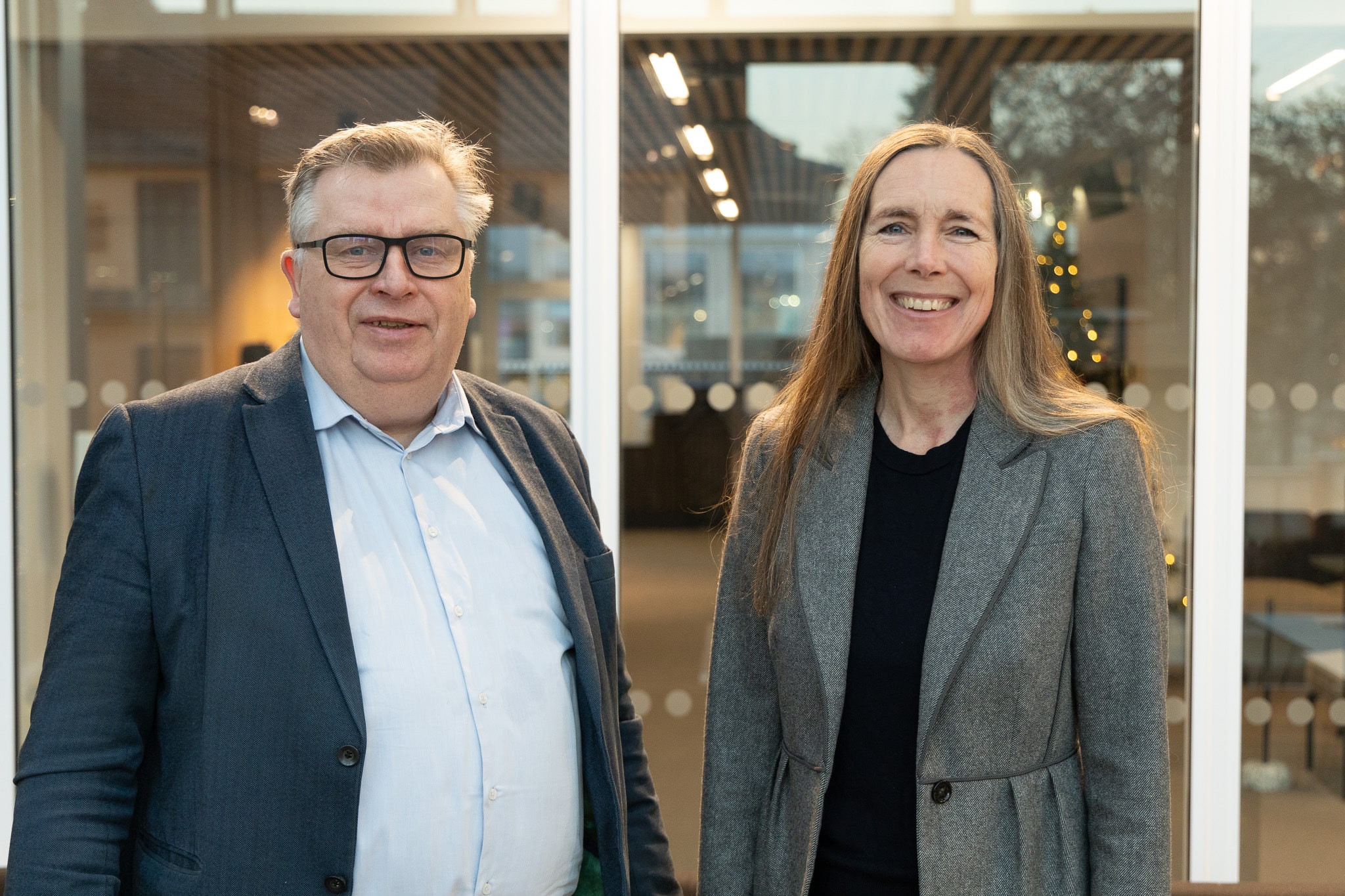 Atle Hamar og Hilde Singsaas smiler. Atle er kledd i bl&aring; dressjakke og lysebl&aring; skorte. Hilde i svart genser og gr&aring; jakke.