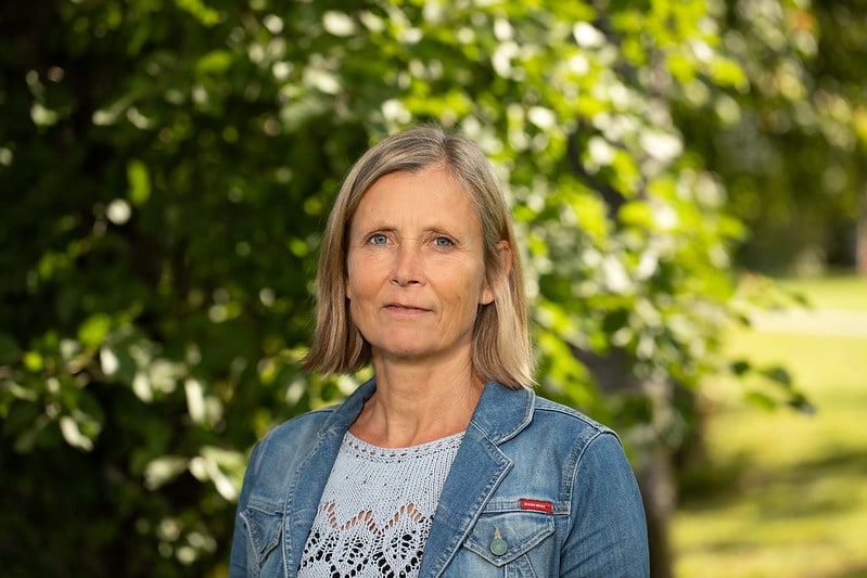 Bilde av Siw Heggedal Longvast&oslash;l, avdelingsdirekt&oslash;r for Stiftelsestilsynet. Ho er alvorleg og kledd i dongerijakke og lysebl&aring; heklagenser.