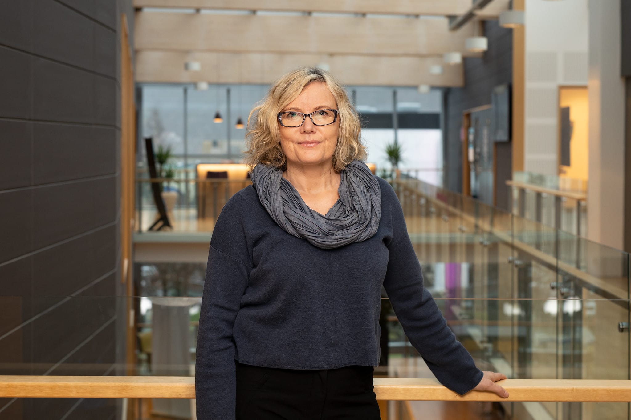 Gro Pleym Iversen i bl&aring; genser og sjal.