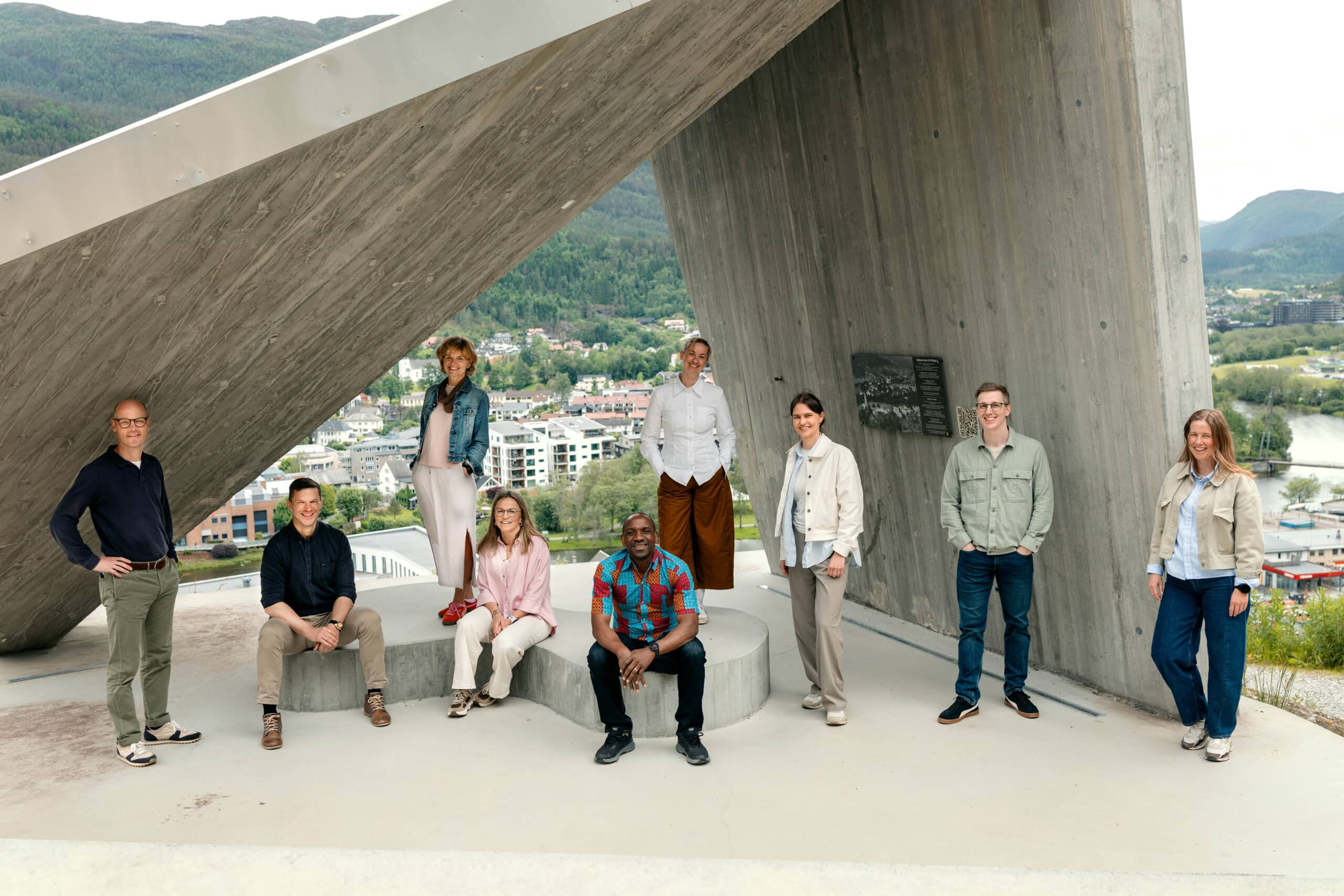 Tilsette i Lotteri- og stiftelsestilsynet, 2026. F.v. Lars Petter Degnepoll, Vidar Fosse, Liv Røthe, Tone Lin Skovro Støfring, Justin Mulindabigwi, Maren Myrvang, Sigita Girzadiene, Kristian Johnsen Hjetland og Marie Havnen.